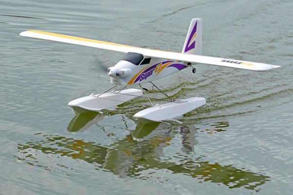FMS 1220mm Super EZ V4, úszótalpakkal, giroszkóppal, menetkészen