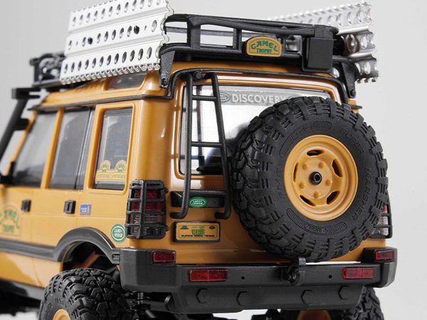 FMS FCX24M Land Rover Discovery hátulnézet, pótkerékkel és Camel Trophy részletekkel