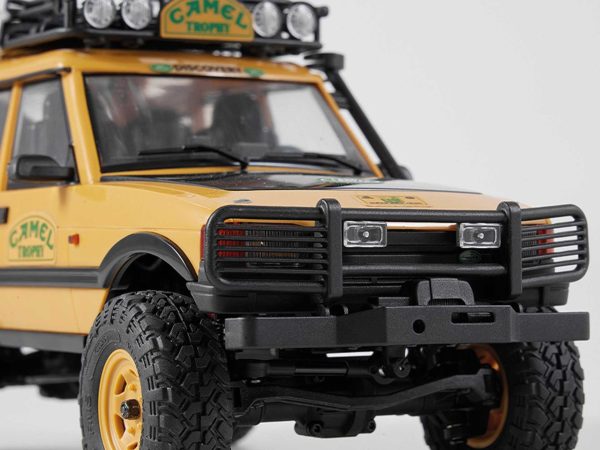 FMS FCX24M Land Rover Discovery RC autó szemből, kikapcsolt LED lámpával