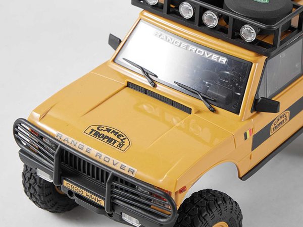 FMS FCX24M Range Rover Camel Trophy RC autó motorháztetőre közelített nézet, ablaktörlővel, visszapillantó tükrökkel
