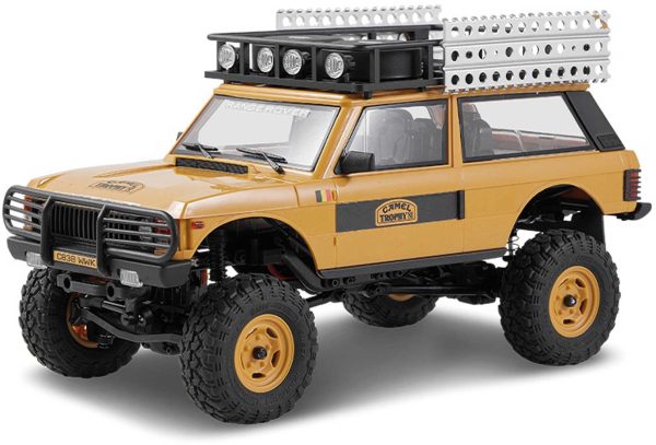 FMS FCX24M Range Rover Camel Trophy RC autó oldalnézetből, tetőcsomagtartóval, lámpákkal, dobozokkal