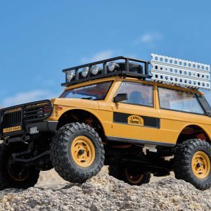 FMS FCX24M Range Rover Camel Trophy RC autó oldalnézet, sziklamászás közben