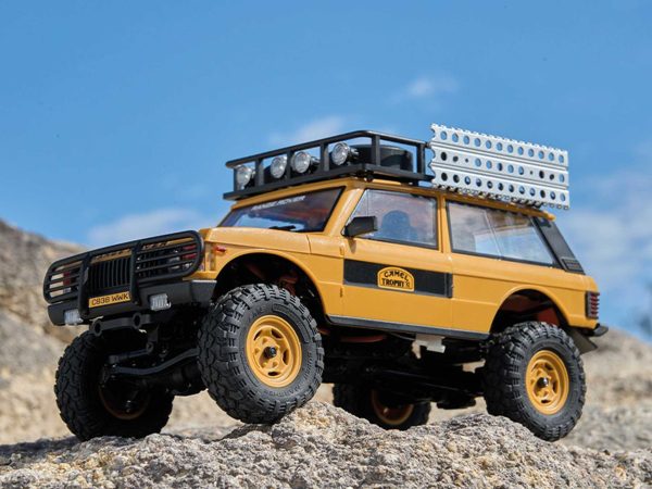 FMS FCX24M Range Rover Camel Trophy RC autó oldalnézet, sziklamászás közben