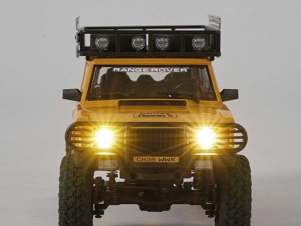 FMS FCX24M Range Rover Camel Trophy RC autó elölnézetből, világító LED lámpákkal, terepre tervezve