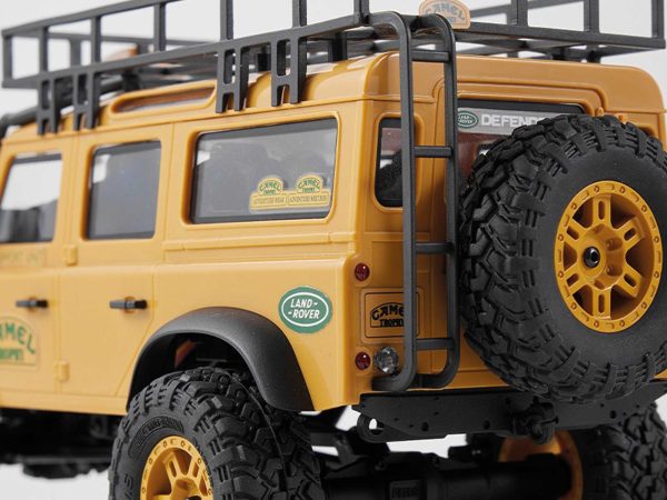 Sárga RC Defender 110 pótkerékkel és tetőcsomagtartóval, hátulról fotózva