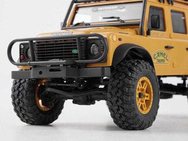 RC Land Rover Defender 110 Camel Trophy – szemből fotózva, sárga karosszériával