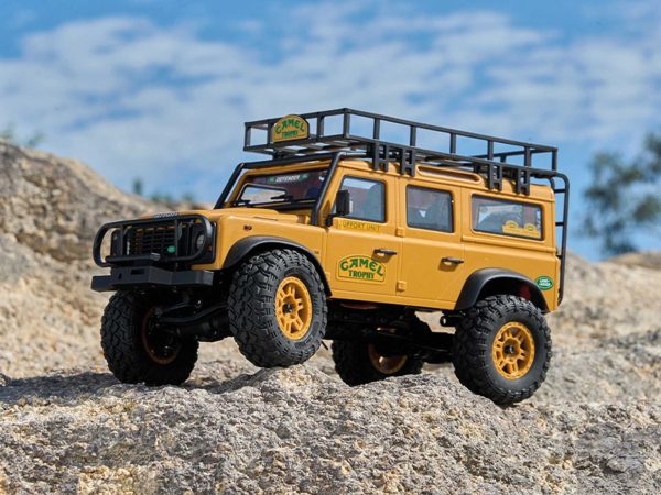 FMS FCX24M 1:24 RC crawler autó bal oldalról, földúton