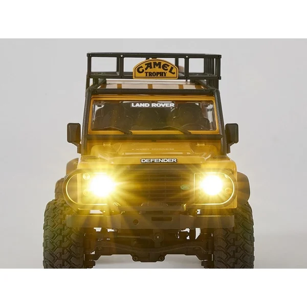 FMS FCX24M Defender 90 sziklamászó RC autó szemből világító lámpával