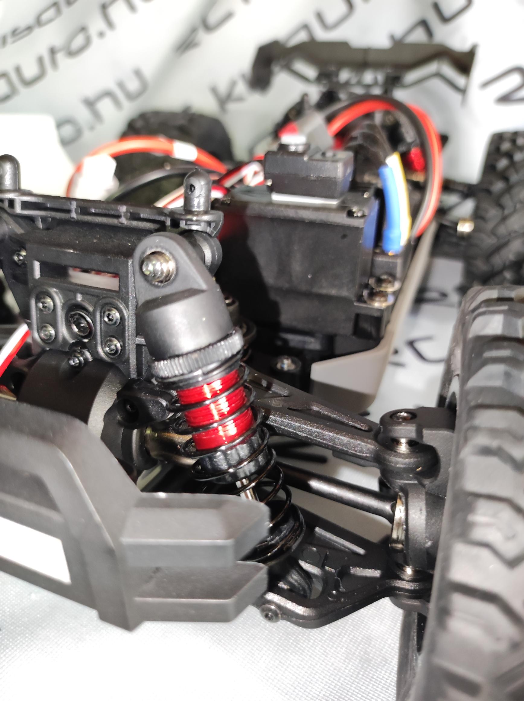 RC truggy olajrugóval