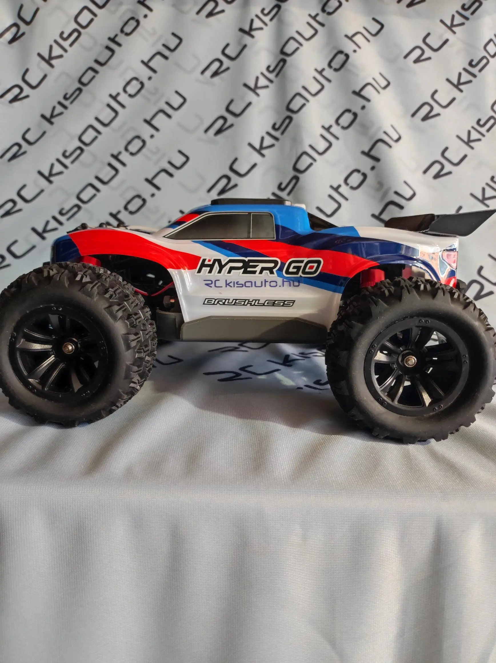 Brushless truggy oldalról