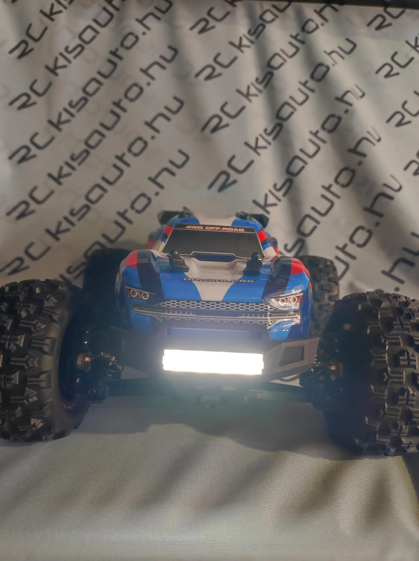 Brushless truggy szemből