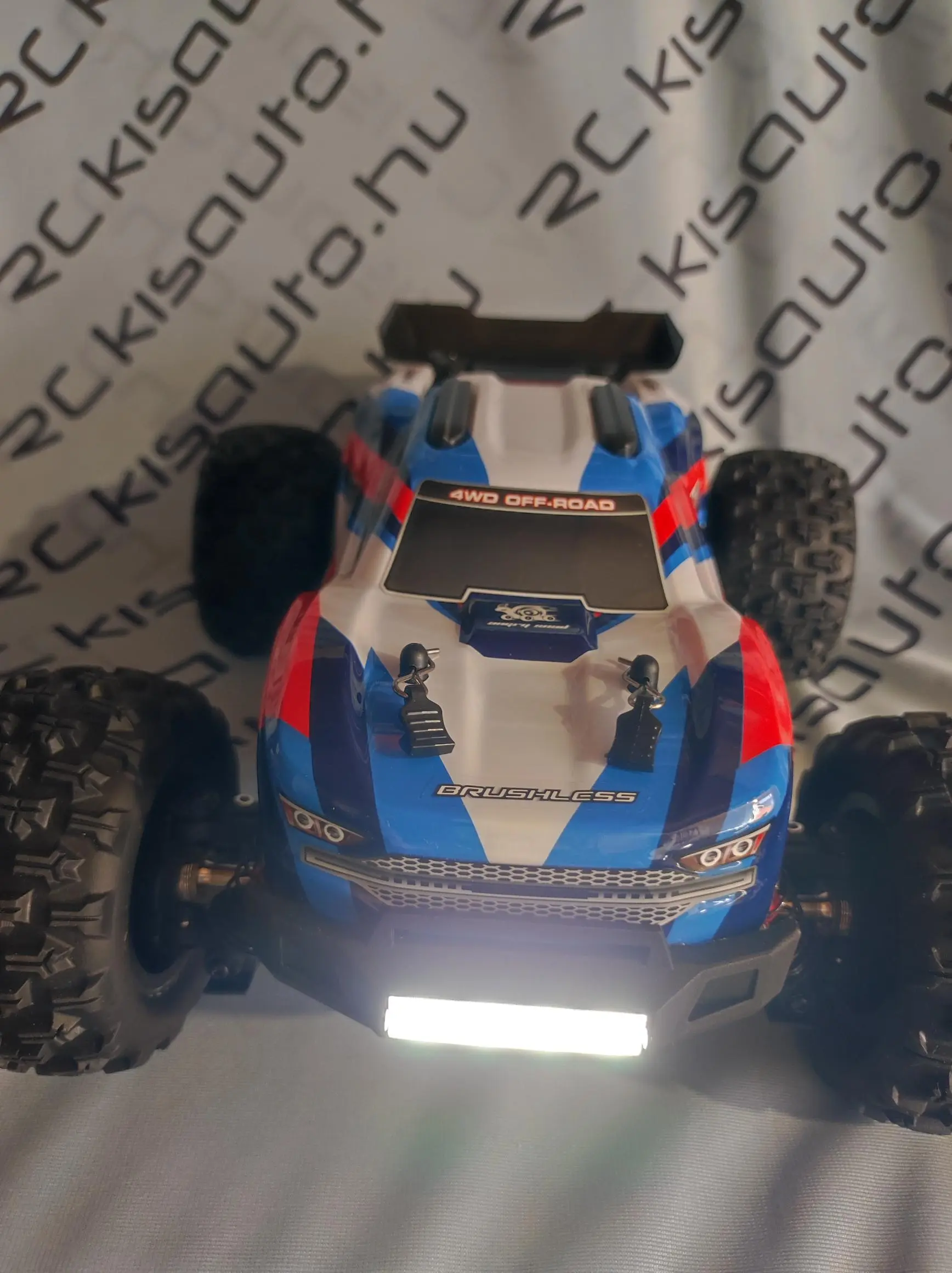 RC truggy szemből fölülről