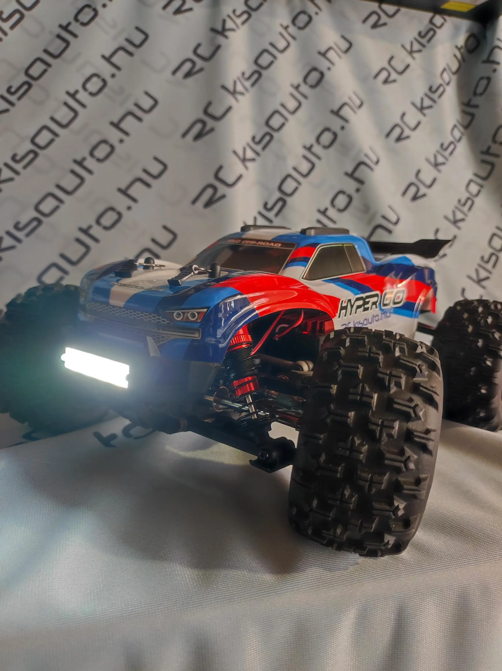 Távirányítós brushless truggy LED lámpával